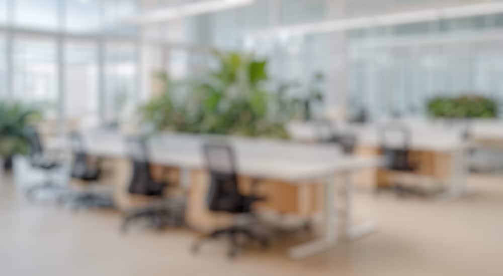 Reinigungskraft bei der regelmäßigen Reinigung moderner Büroräume